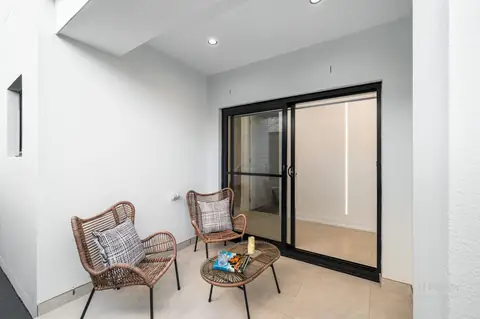Small courtyard beside the house with sliding glass door – knockdown rebuild at 28 Aylesbury Crescent, Chipping Norton