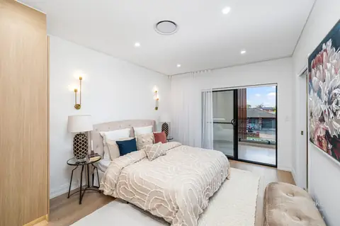 Main bedroom with sliding door to the balcony – knockdown rebuild at 28 Aylesbury Crescent, Chipping Norton