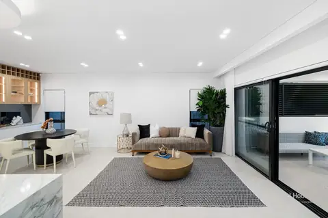 Living and dining area with sliding doors to the outdoor area – knockdown rebuild at 28 Aylesbury Crescent, Chipping Norton